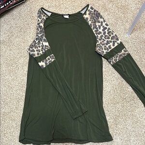 Green and Gray T-Shirt with Leopard Print Boutique Blouses